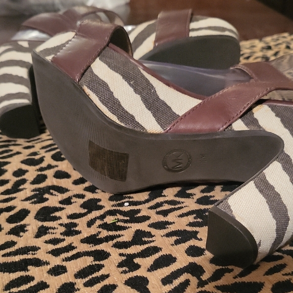 Michael KORS Elegant Women's Platform Sandals in Brown And Animal Print - Picture 5 of 5